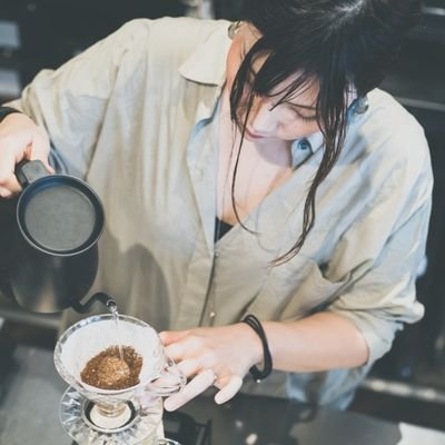 LABOREMUS(ラボレームス)
2018.03.01    
「コーヒーは苦いだけじゃない。」
芳醇な薫りと甘味がたっぷりのフルーティーなスペシャルティコーヒーで
コーヒーの可能性と固定概念を変えようとうどん県で日々コーヒーを焙煎・提供中🔥

あ、ちなみにマンガとアニメがすきです。