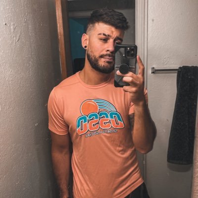 Argentine/Bolivian Twitch streamer and sometimes graphic designer moved from NYC ✈️ OKC Feb 2018 - Be sure to follow @HumanBeingsTeam