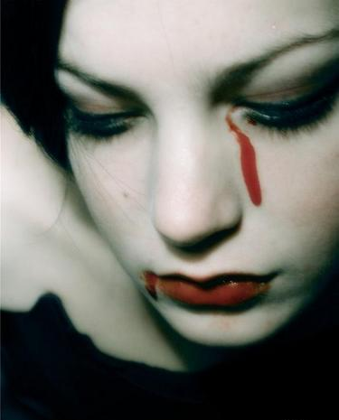 Niña Vampiro. Soy sexy, Linda y muy romántica, me gusta el arte Gótico, la fotografía y la música. 19 añitos. Sígueme y te sigo.