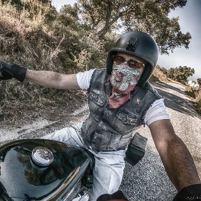 Mi vida se basa en verla a través de mi objetivo, persiguiendo todo los cambios de la naturaleza que nos ofrece a diario, amante de las dos ruedas Harley...