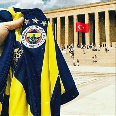 Yüzün kiminle gülüyorsa yüreğin ona aittir💙💛