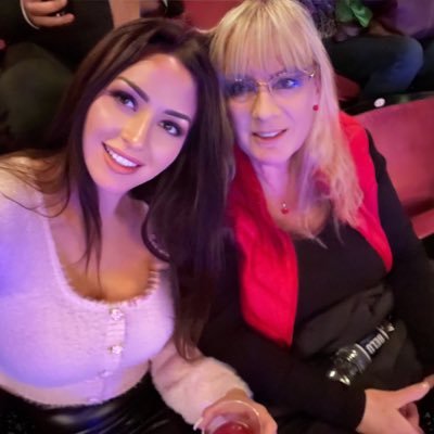 Mother to Tabitha Lyons @Artyfakes ( and @LyonsLewds ) wife to Nic @NicSamiotis and Independent Consultant in Health & Social Care.