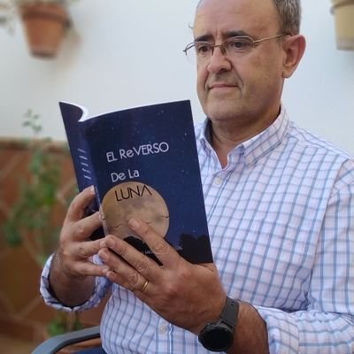 Autor del libro EL ReEVERSO DE LA LUNA. Buscando las mil y una palabras para compensar el valor de una imagen.