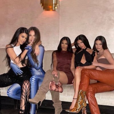 pictures, gifs and videos of the kardashian jenner🤍