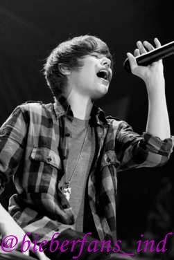 i'll say NEVERSAYNEVER cause i knew that i found SOMEBODYTOLOVE that ONETIME i meet you oh BABY i'll NEVERLETYOUGO in my life cause when U SMILE i smile♥