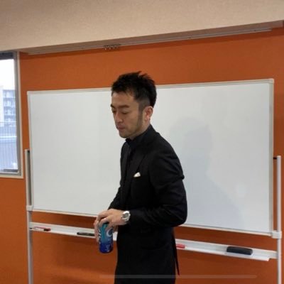 「必要とされない」「伝わらない」「お客さんに大事にしてもらえない」「お客さんを愛せない」そんな自力でがんばってる個人事業主・経営者のために、本、メルマガ、講座で「楽しく働く」ためのブランディング集客について伝えています。 【著書】HSPサラリーマン、他3冊。