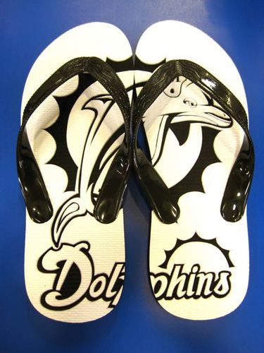 ISLANDBOXOKI's profile picture. 沖縄県北谷町美浜観覧車1F「ISLAND BOX」です。島ぞーりアート、オリジナルOKINAWA LOCALTシャツ販売、イベント情報や新作等アップしていきます。Get yourself a pair of one-and-only flip-flops♪design show on Facebook→GO！