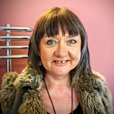 hi/she/her Creative producer / PM @makinglittravel Cadeirydd @GwylFwydCfon Awdur llyfr coginio a bardd
