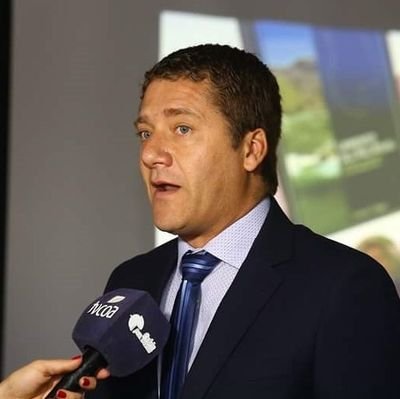 Alvearense. Defensor del Río Atuel y el ambiente. Militante Radical. Papá de Alejo y Emilia.