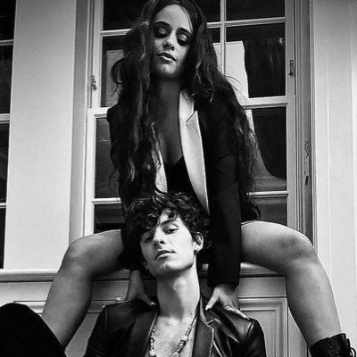 shawmila_cuties's profile picture. Walking through a meadow, full of sunflowers, picking off the pedals✨ (she/her)