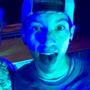 cryingforjosh's profile picture. cuenta la cual se dedica a llorarle por todo a josh dun