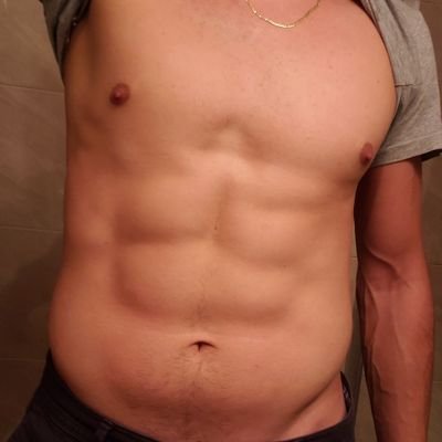 Pasivo... Atracción por 🐺 guapos (osos & lampiños hay sus excepciones )... 😏
Barba o semibarba sombreada un plus 🤤