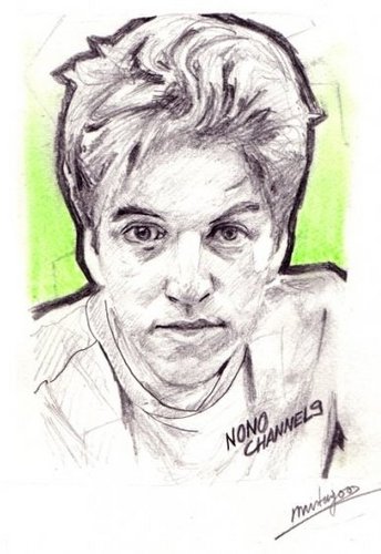 ArnaudEyesB's profile picture. Co-auteur et CM chez @Lolywood