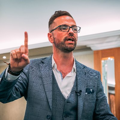 I teach marketing strategies that generate real results. Founder of @BeMoreSocialHQ 🚀