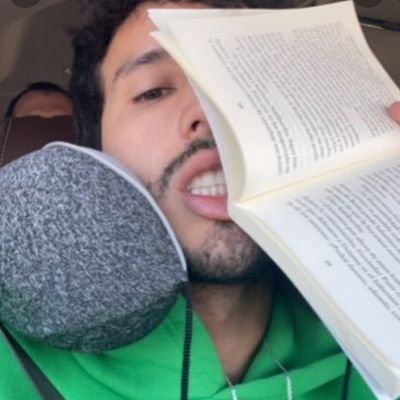 Tengo 17
soy fan de Sebastian Yatra
me gustaria conocerlo en persona
conocer Colombia
cancion favorite de. Yatra es tarde