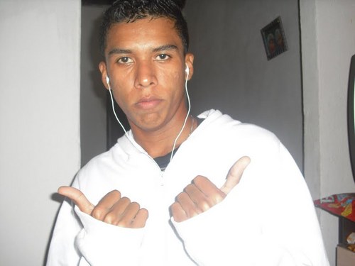 eu trabalho gosto de jogar bola principalmente futebol de campo e  tbm futsal!!!!!!!!! sou sao paulino e,,real madrid,, sou fa do futebol do c.ronaldo!!!