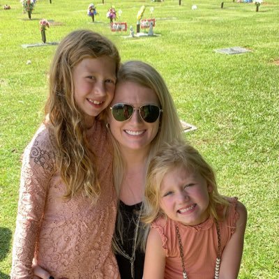 Mama 👧🏼👶🏼
Avid dog lover 🐶
Dental hygienist 🦷
