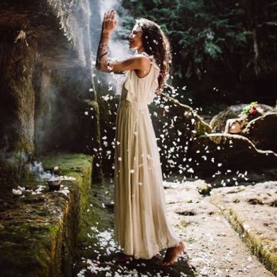 BrendaTatu's profile picture. Católica🤍 Siento mucho la vida- Amo a las estrellas y la noche- Escribo y pinto- Disfruto la lectura- Amo la música y la naturaleza.