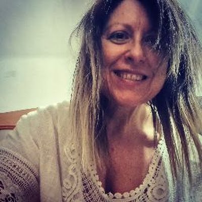 Soy espontánea, buena gente, amiga de mis amigos, detesto la hipocresía y la infidelidad...suelo estar en las nubes...