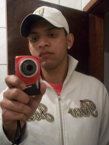 Quando estou sendo irônico, acham que estou falando sério. Quando estou falando sério, julgam tratar-se de ironia. Vou parar de ser irônico, sério.