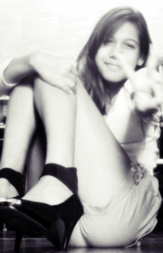 vivo  com α cαbeçα nα luα, com músicα no ouvido e corαção nα bocα

elα é meninα e mulher, elα sαbe muito bem o que quer .