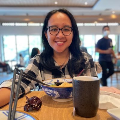 NiluhSanti's profile picture. banker, prama's mom, slamet's wife