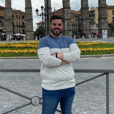 Soy programador web. En mis ratos libres realizo directos de Twitch de FIFA y CSGO