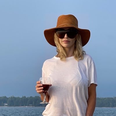 BMomshell's profile picture. May you have the day you deserve.