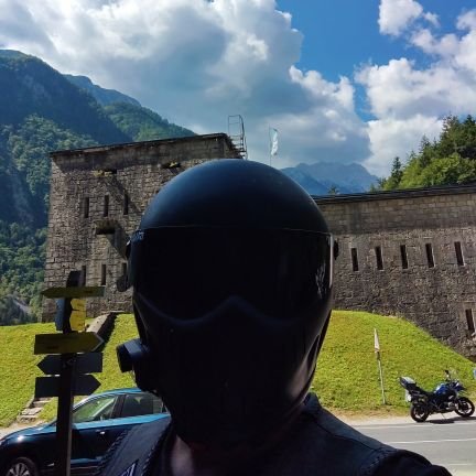 freebiker ze starego Krakowa.
Mark Knopfler's fan.
Człowiek w czarnej masce.
Mówienie na Ty mi nie przeszkadza, gorzej chamskie lub obraźliwe teksty.
J35T3MD38