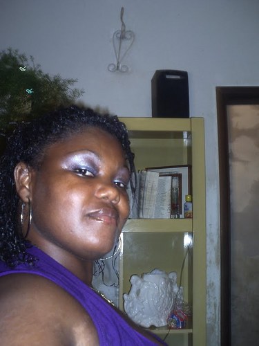 SOU UMA NEGRA DE GRANDE CARATÉR BATO NO PEITO EU SOU DO GUETHO COM MUITO RESPEITO