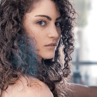 Cantora | atriz | compositora.