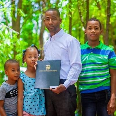 Periodista, Locutor Profesional, Maestro de Ceremonias, Habilitado para impartir Docencia, amante del Periodismo Político, pero sin politizar la información.