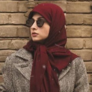 فارغ التحصیل مهندسی صنایع از دانشگاه صنعتی شریف، علاقه مند به عکاسی و نویسندگی.