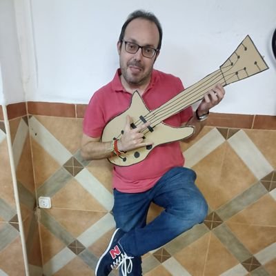 Apasionado por la música y la enseñanza. Ilusionado en esta nueva andadura. Como dijo Nietzche: la Vida sin música sería un error, y yo añado: ¡compatámosla!
