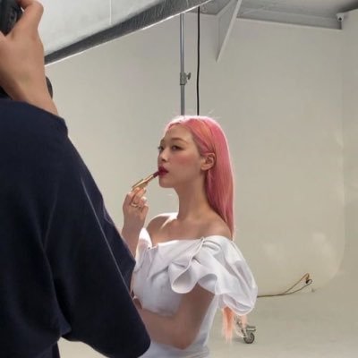 momxxnt's profile picture. 