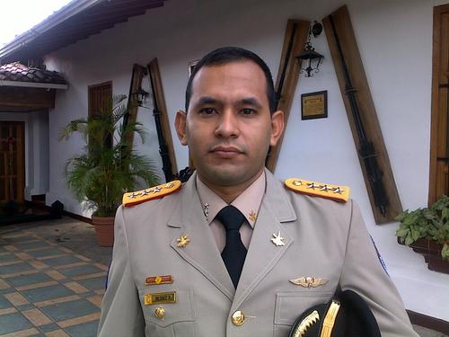 Capitán del Ejercito Bolivariano de Venezuela.
Especialista en Artillería de Defensa Aérea. 
Magister en Administración de Empresas.