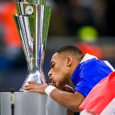 Supporter du meilleur club français de l'histoire et fan du meilleur joueur du monde ❤️💙