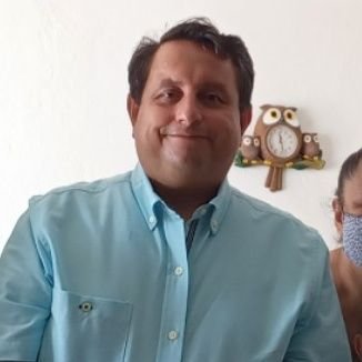 Abogado, Académico y Consultor en el máximo potencial del individuo y la sociedad,  creo en mi país y en la humanidad. Medio  Ambiente y familia son mi pasión