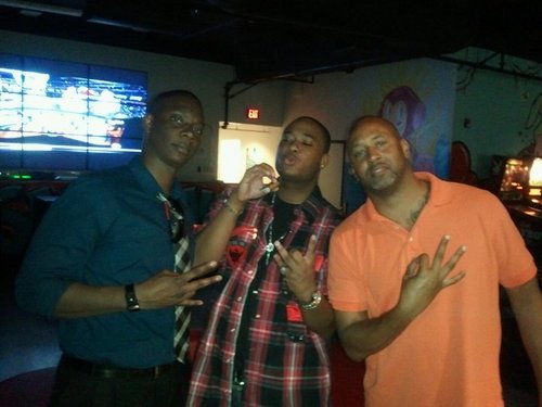 ByrdBeFly's profile picture. Banker Counting Money Play the Talk Box what do you do enough about me Lets all get it in.