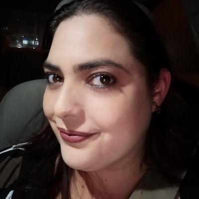 v_andrea26's profile picture. Cantar y cocinar son mis grandes pasiones. Guitarrista aficionada y aprendiendo a tocar el bajo eléctrico.