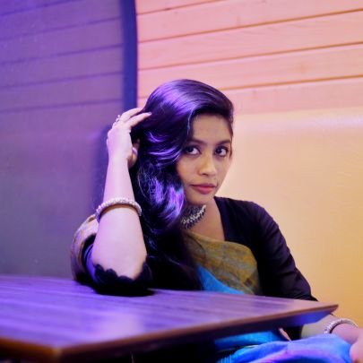 MoniShuvra's profile picture. সোডিয়াম বাতির আলোকে হাজার বছরের পুরোনো কোনো এপিটাফে যত্ন করে আগলে রাখা ধূসর বর্ণমালার মতো ❤আমার আমি❤