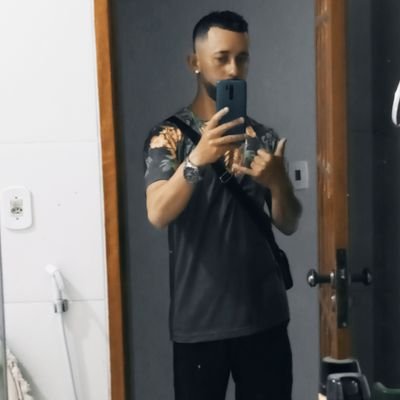Adoro fazer amizade ser amigo de verdade .
Adoro sair toma uma gelada cm os amigos .
Cinema . Netflix . shopping etc...
flamenguista de coração ❤️🖤🇮🇶