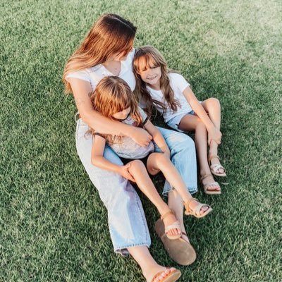 Wife | Mama | Blogger | Elsie ♡ Isla