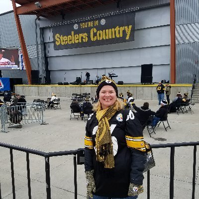 Just a vegan gal in California who loves the Pittsburgh Steelers. I also tweet A LOT about animals that need forever homes.🐶❤🐱  #adoptdontshop #rescue