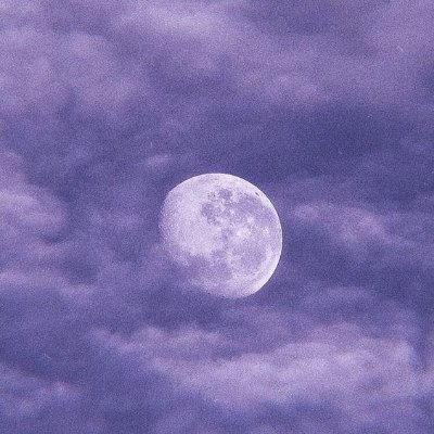 tem vezes em que o amor não é nada mais que fechar os olhos e ainda sentir as cores