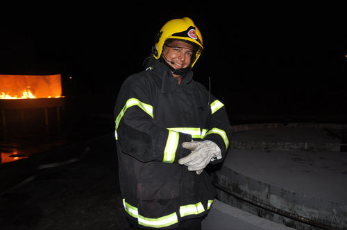 Sou bombeiro voluntario desde 1990, trabalho em uma empresa como bombeiro. Sou casado tenho dois  filhos e sou muito feliz pois faço oque gosto graças Adeus.