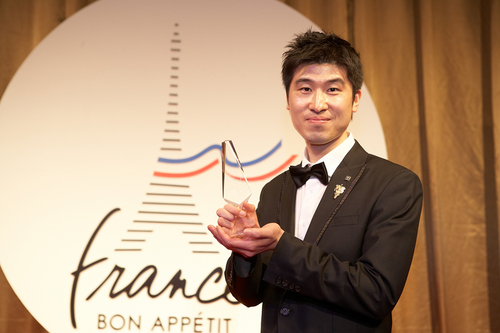 SOMMELIER. 비나포VINAfo owner sommelier. 제11회-10회 한국소믈리에대회 최초2년연속 1위. 2010 남아공 소믈리에대회 한국대표선발 우승-세계대회 출전. France 에꼴 뒤 뱅 보르도 인증강사. 양산대 겸임교수. 미국와인교육협회(SWE) 한국지부 부회장.