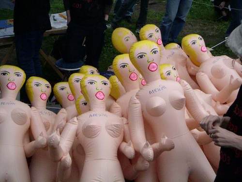 Enkel en alleen seksspelletjes! Let wel op want bepaalde spelletjes zien er erg expliciet uit! This is more then sextalk only!!!