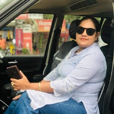 DrBabitaShukla1's profile picture. ये कैसी सियासत है मिरे मुल्क पे हावी 
इंसान को इंसाँ से जुदा देख रहीं हूँ