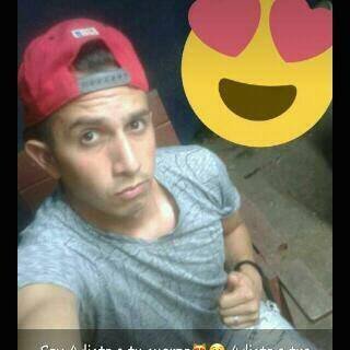 GonzalezPvto's profile picture. A cada instante habrá un flor
y en cada flor habrá un instante
en que la vida se desnude
ante esos ojos necios.